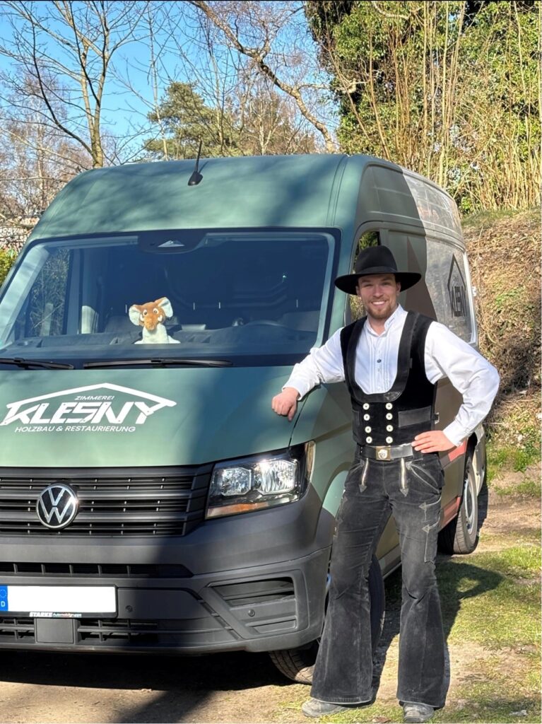 Lennard Klesny steht neben einem Transporter